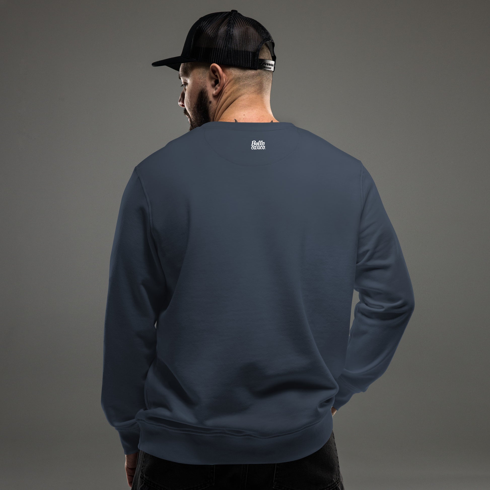 Esplora in dettaglio la felpa unisex con doppio logo Bello Carico: comfort e stile distintivo. Realizzata con materiali premium, offre un look unico per tutte le occasioni