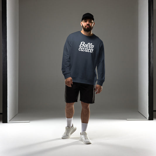 Esplora la felpa unisex con doppio logo Bello Carico: comfort e stile distintivo. Realizzata con materiali premium, offre un look unico per tutte le occasioni